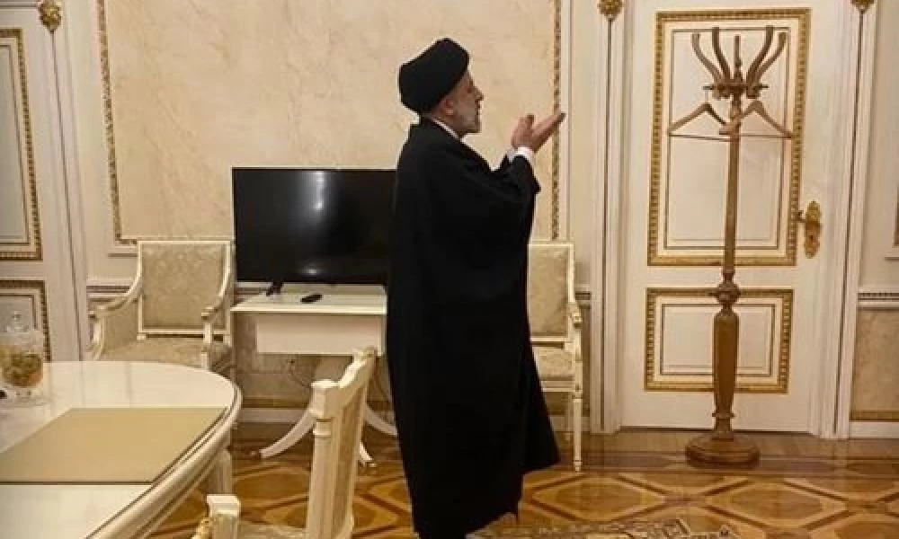 Ο Ιρανός πρόεδρος προσεύχεται στο κτίριο του Κρεμλίνου μετά τις συνομιλίες με τον Πούτιν